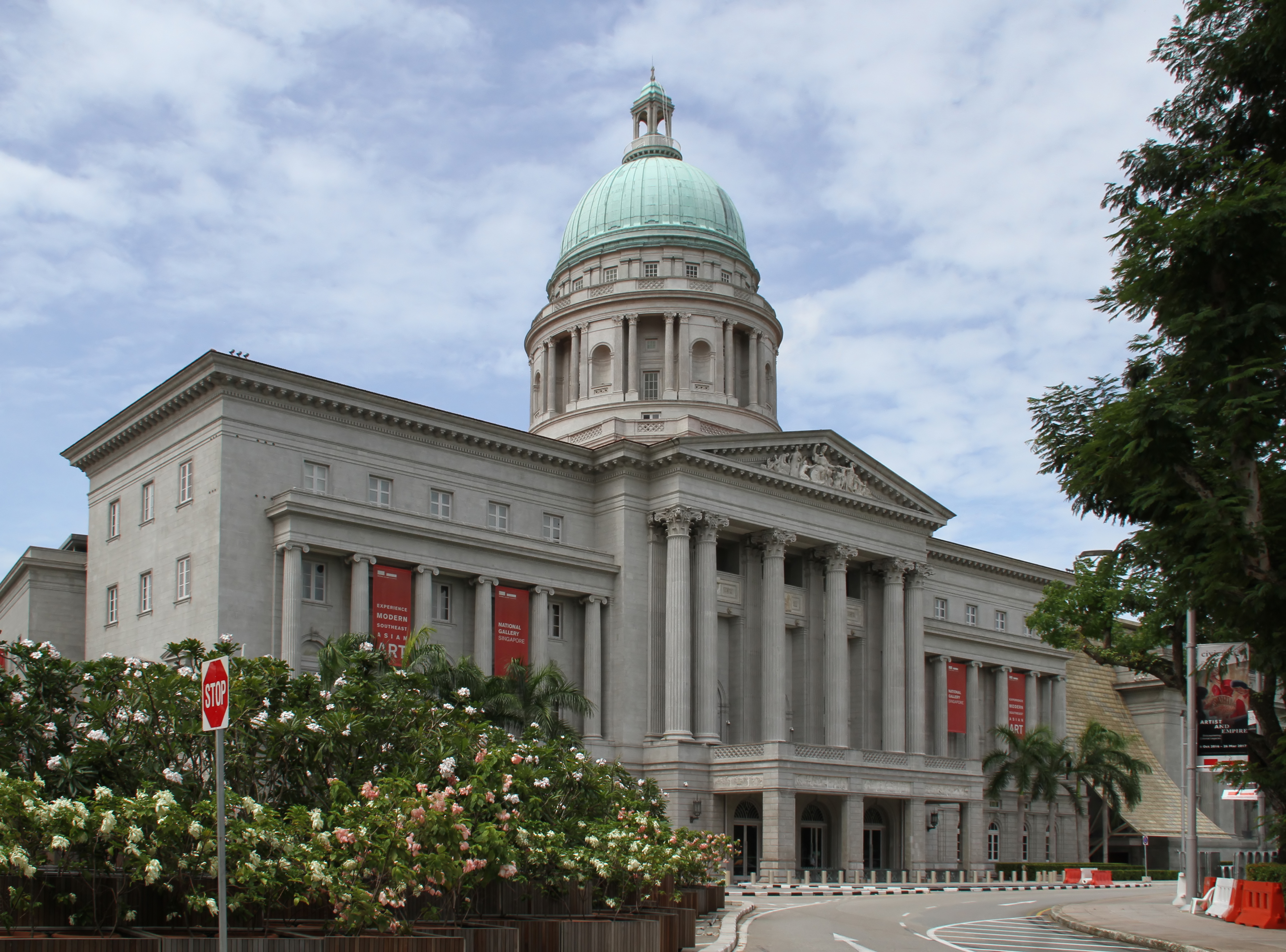 Galeri Nasional Singapura mengawasi koleksi publik seni Singapura dan Asia Tenggara terbesar di dunia.