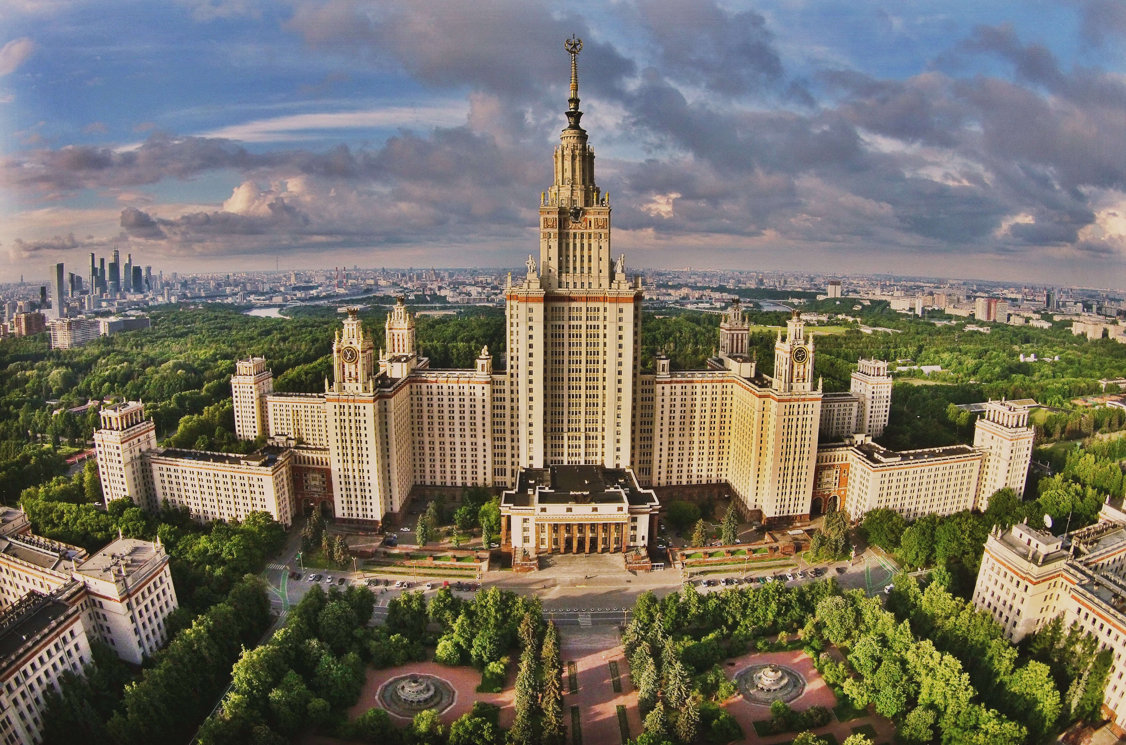 Universitas Negeri Moskwa, institusi pendidikan paling bergengsi di Rusia