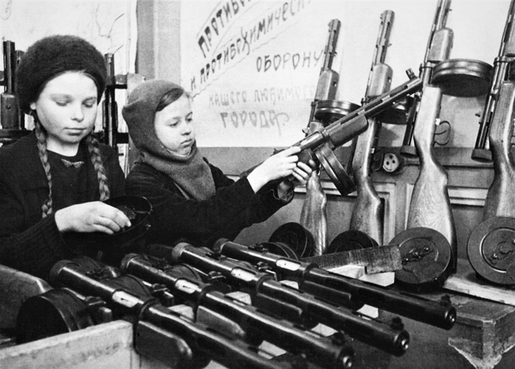 Dua gadis remaja merakit senapan mesin ringan PPD-40 selama pengepungan Leningrad pada tahun 1942