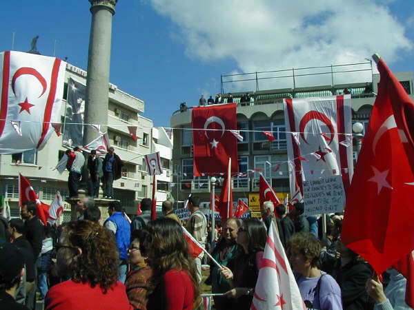 Alun-alun Atatürk (Alun-alun Sarayönü), Nikosia Utara pada tahun 2006, dengan bendera Siprus Utara dan Turki