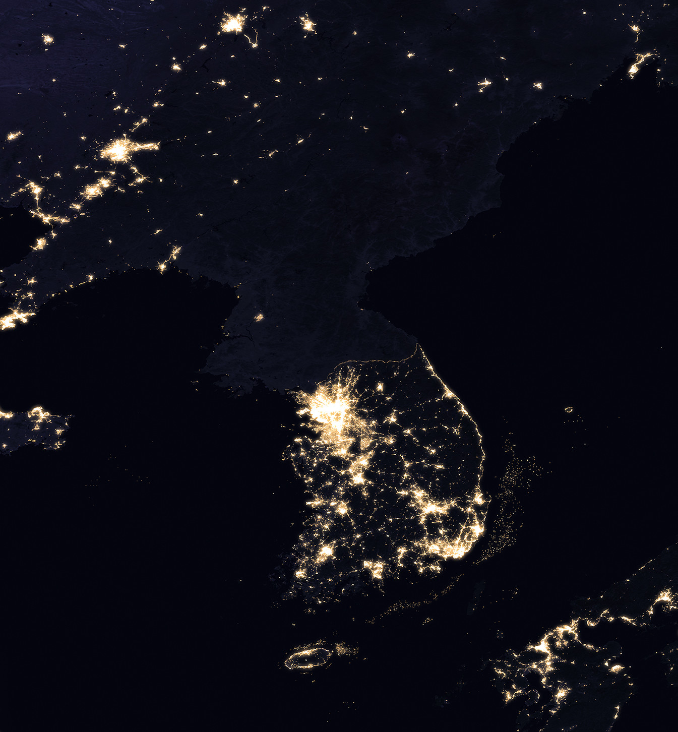 Citra satelit Semenanjung Korea pada malam hari, menunjukkan perbedaan pencahayaan antara Korea Utara dan Selatan