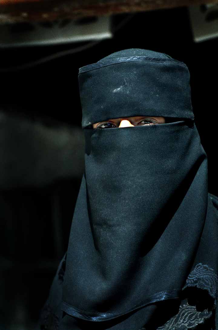 Wanita Yaman memakai niqab