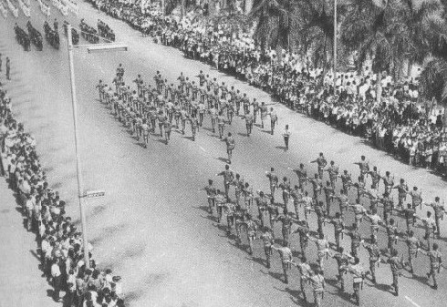 ポルトガル植民地戦争(1961年-1974年)中のルアンダを行進するポルトガル軍