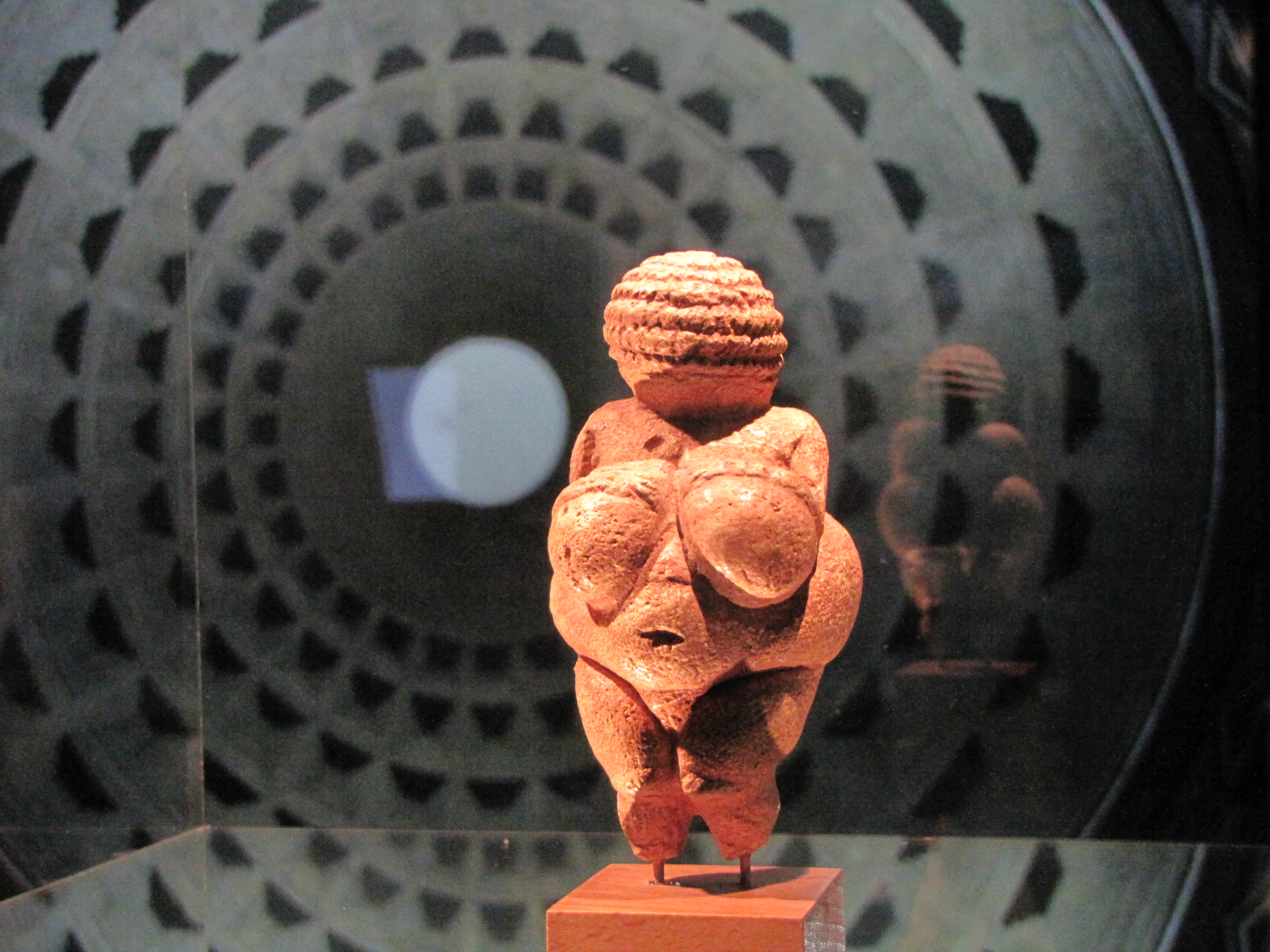 Venus dari Willendorf, 28,000 hingga 25,000 SM, di Muzium Sejarah Semula Jadi Vienna