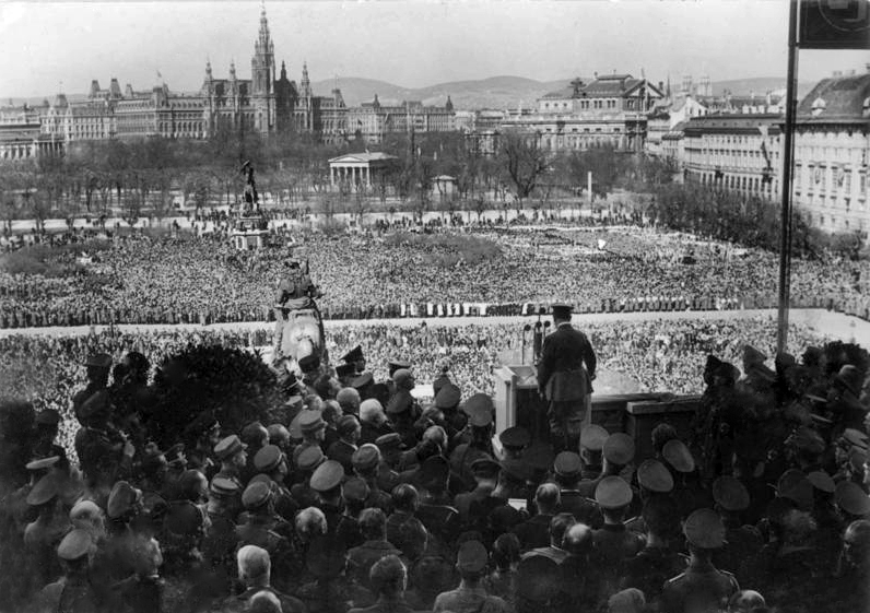 Adolf Hitler berucap di Heldenplatz, Vienna, 1938
