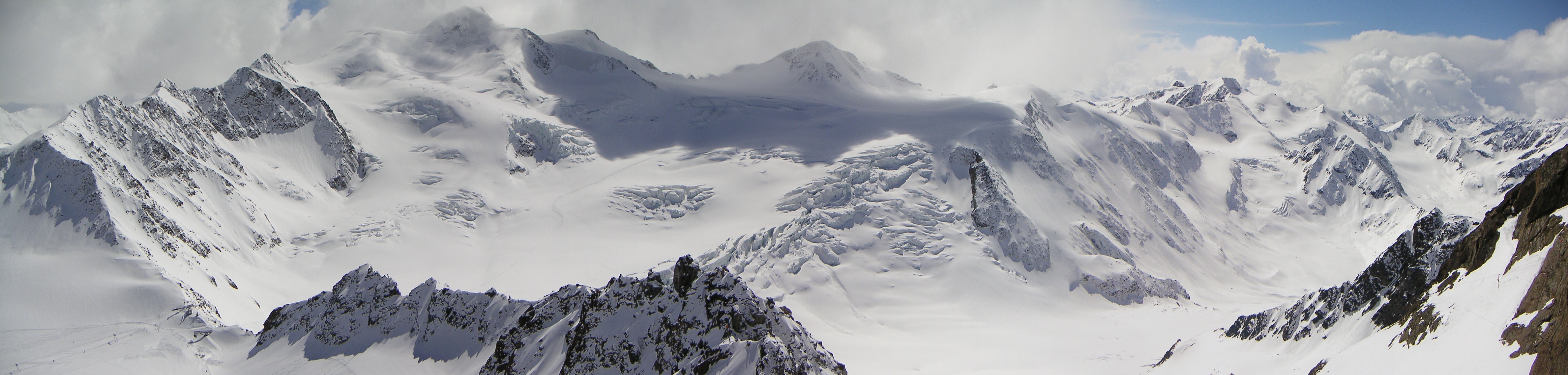 Kawasan glasier pada musim sejuk, berhampiran lembah Ötztal di Tyrol. Puncak tertinggi ialah Wildspitze (3.77 K m), gunung kedua tertinggi di Austria.