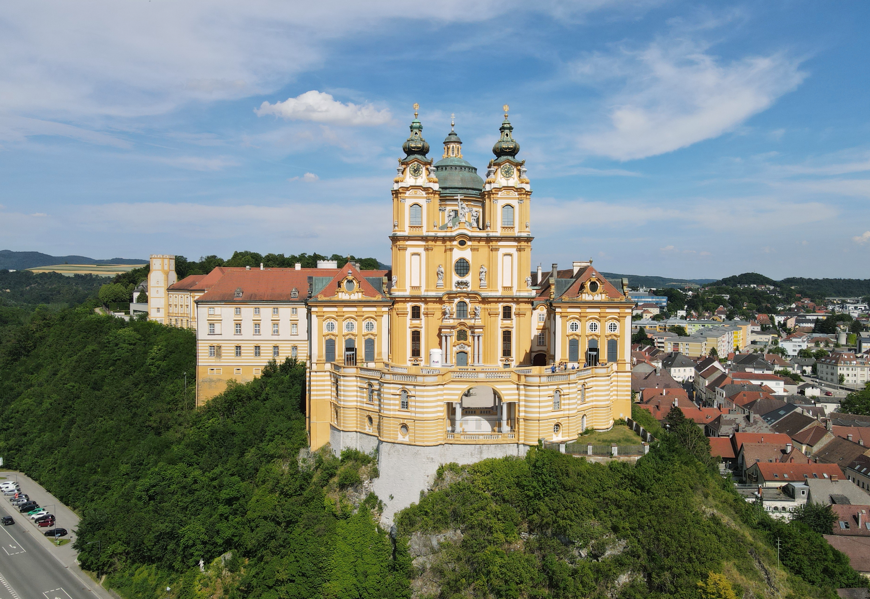 Stiftsgymnasium Melk ialah sekolah tertua di Austria.