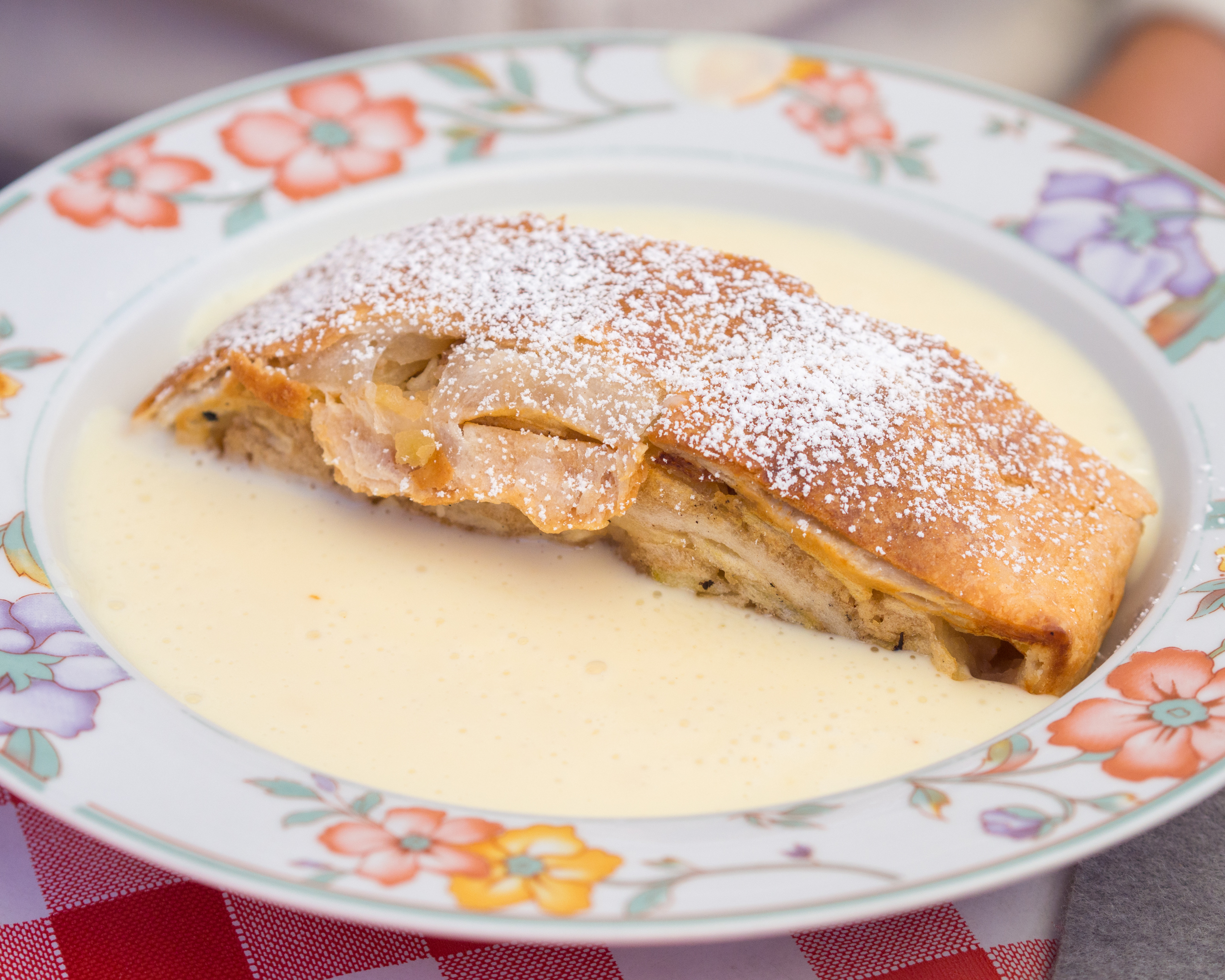 Strudel epal, dihidangkan dengan sos vanila, di Tyrol Austria