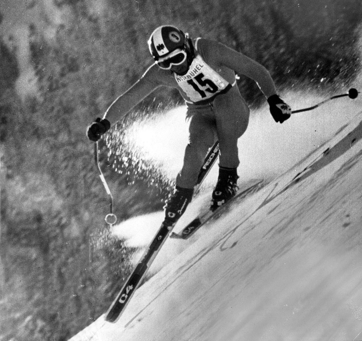 Pelumba ski Franz Klammer memenangi pingat emas di Sukan Olimpik Musim Sejuk 1976 di Innsbruck.