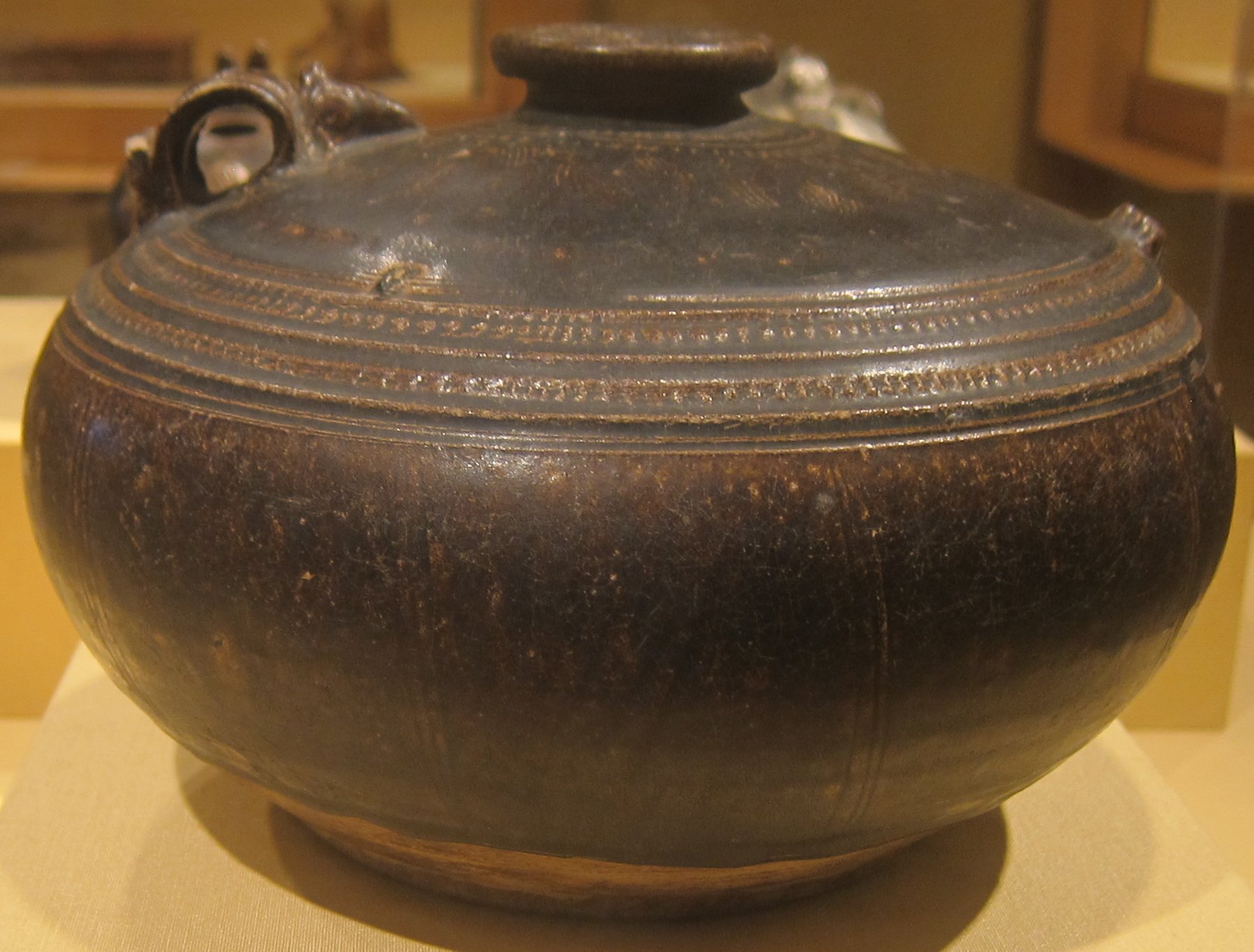 Barang tembikar berlapis kaca dari era Angkor, abad ke-12