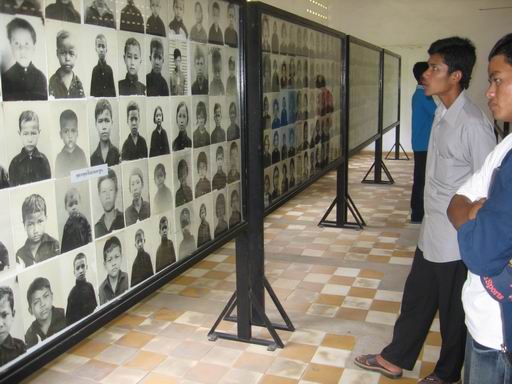 Bilik-bilik di Muzium Genosid Tuol Sleng mengandungi beribu-ribu gambar yang diambil oleh Khmer Rouge terhadap mangsa mereka.