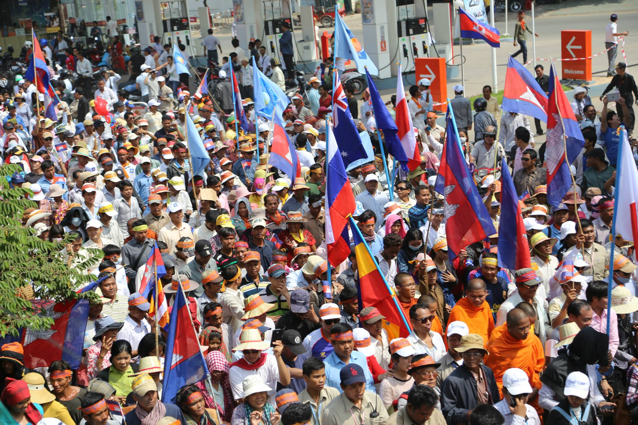 Penunjuk perasaan anti-kerajaan yang menyokong parti pembangkang Parti Penyelamat Nasional Kemboja (CNRP) berikutan pilihan raya umum 2013.