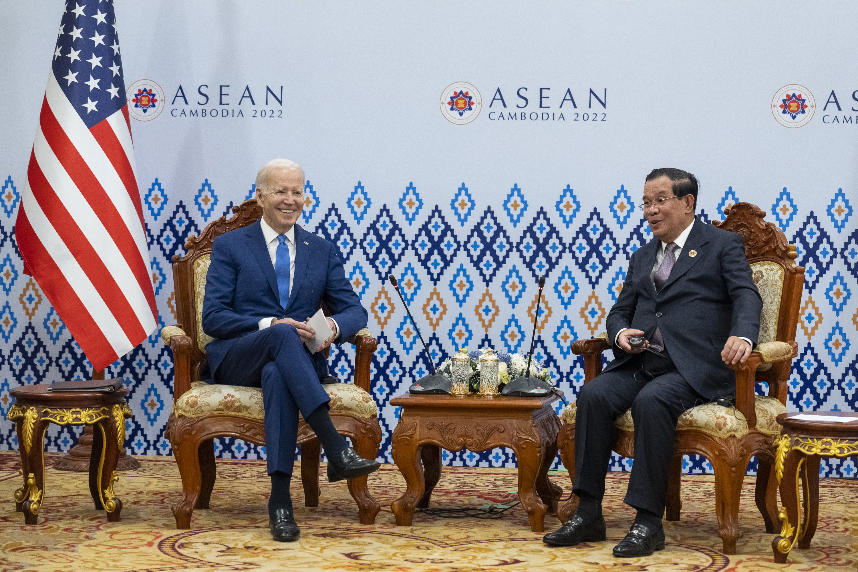Perdana menteri ketika itu Hun Sen bertemu dengan presiden AS Joe Biden semasa Sidang Kemuncak ASEAN 2022 di Phnom Penh