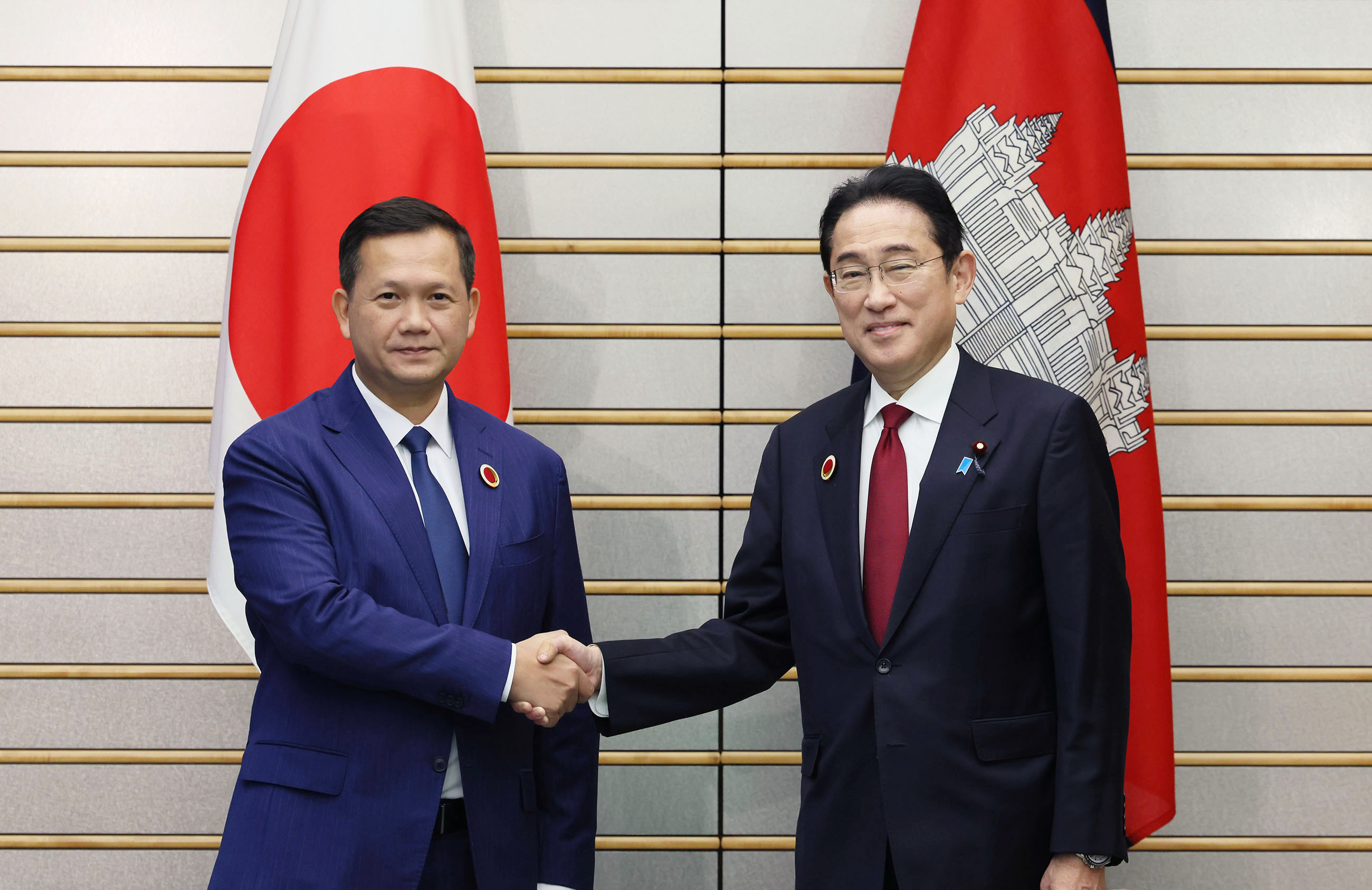 Perdana menteri Hun Manet bersama perdana menteri Jepun Fumio Kishida, 18 Disember 2023