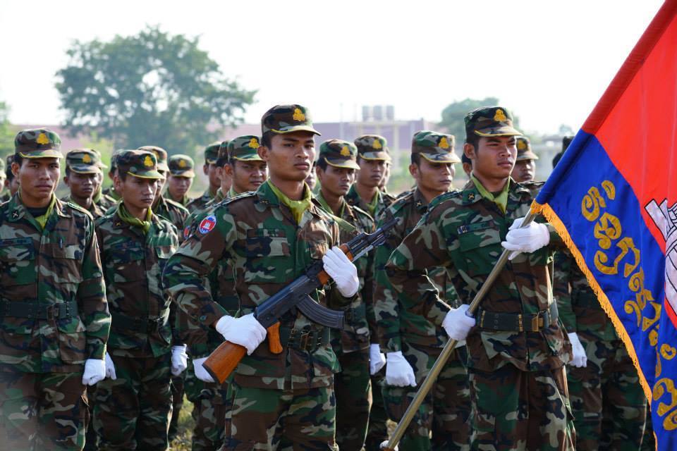 Askar Tentera Diraja Kemboja berbaris