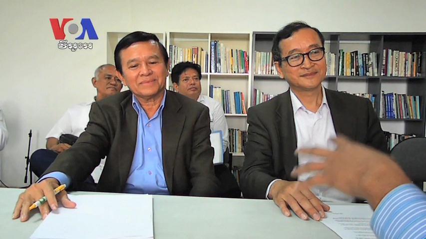 Timbalan ketua pembangkang Kemboja Kem Sokha (kiri) telah ditangkap pada September 2017, manakala ketua pembangkang Sam Rainsy (kanan) telah hidup dalam buangan sejak November 2015.