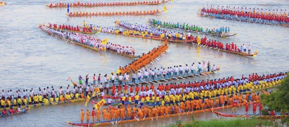Perlumbaan perahu semasa Bon Om Touk