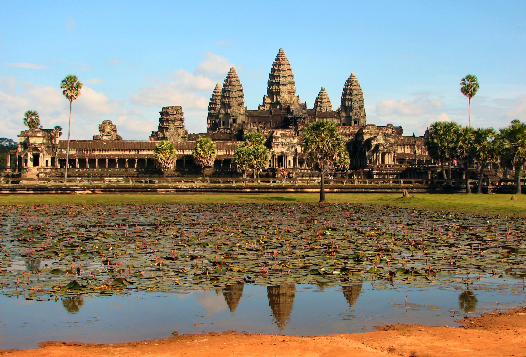 Angkor Wat, kuil Hindu-Buddha dan tapak keagamaan terbesar di dunia.