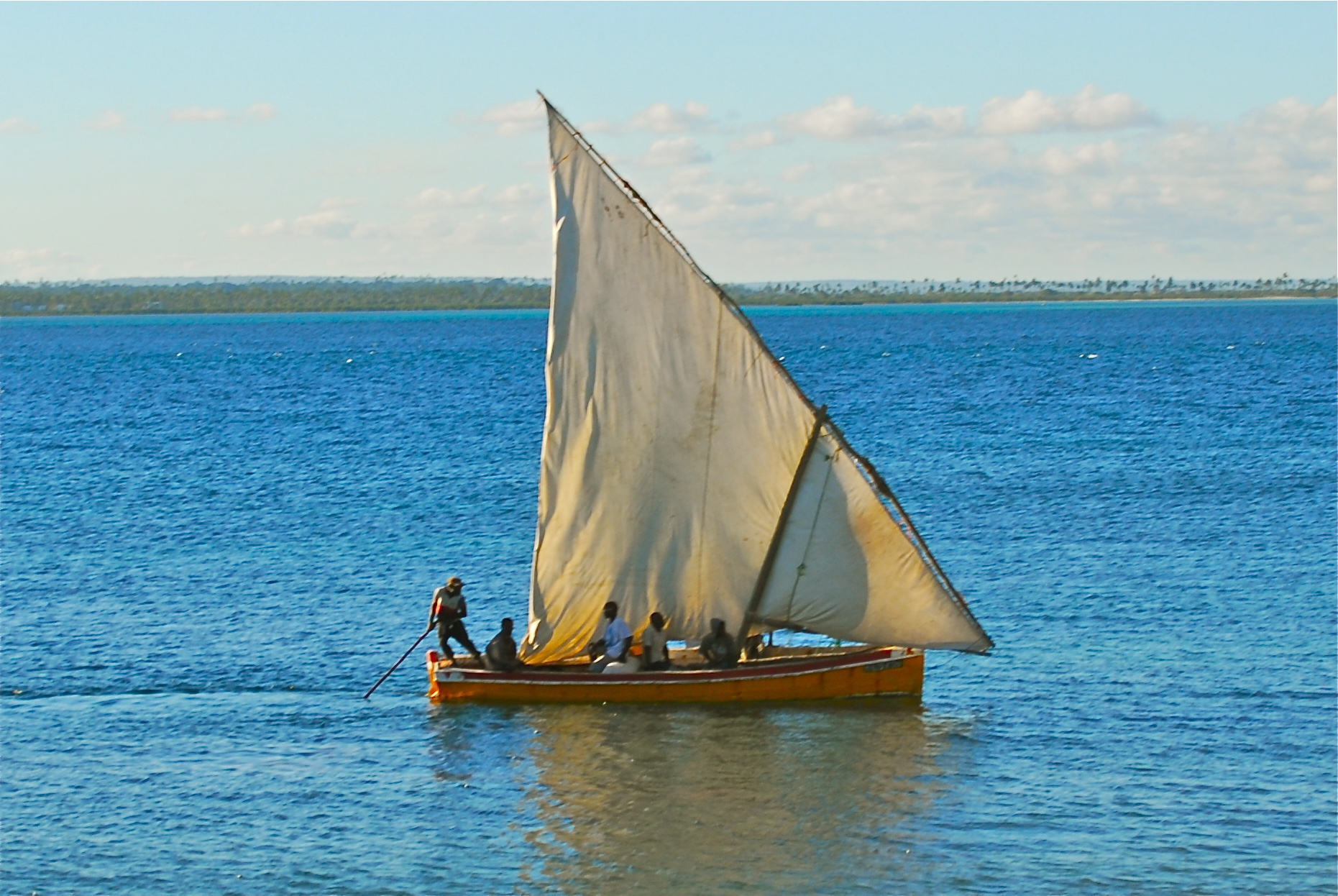 Dhow Mozambik, perahu layar tradisional yang telah lama digunakan dalam perdagangan di pesisir Afrika Timur.