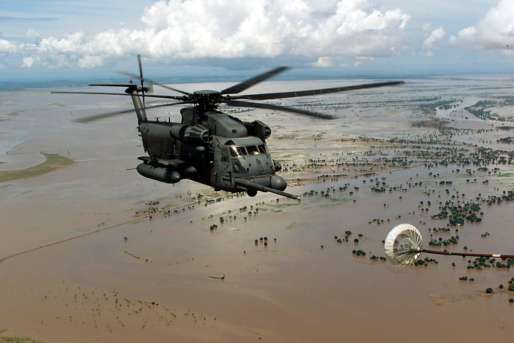 Sebuah helikopter Amerika Serikat terbang di atas Sungai Limpopo yang banjir selama banjir Mozambik tahun 2000, menunjukkan kerentanan negara terhadap bencana alam dan pentingnya bantuan internasional.