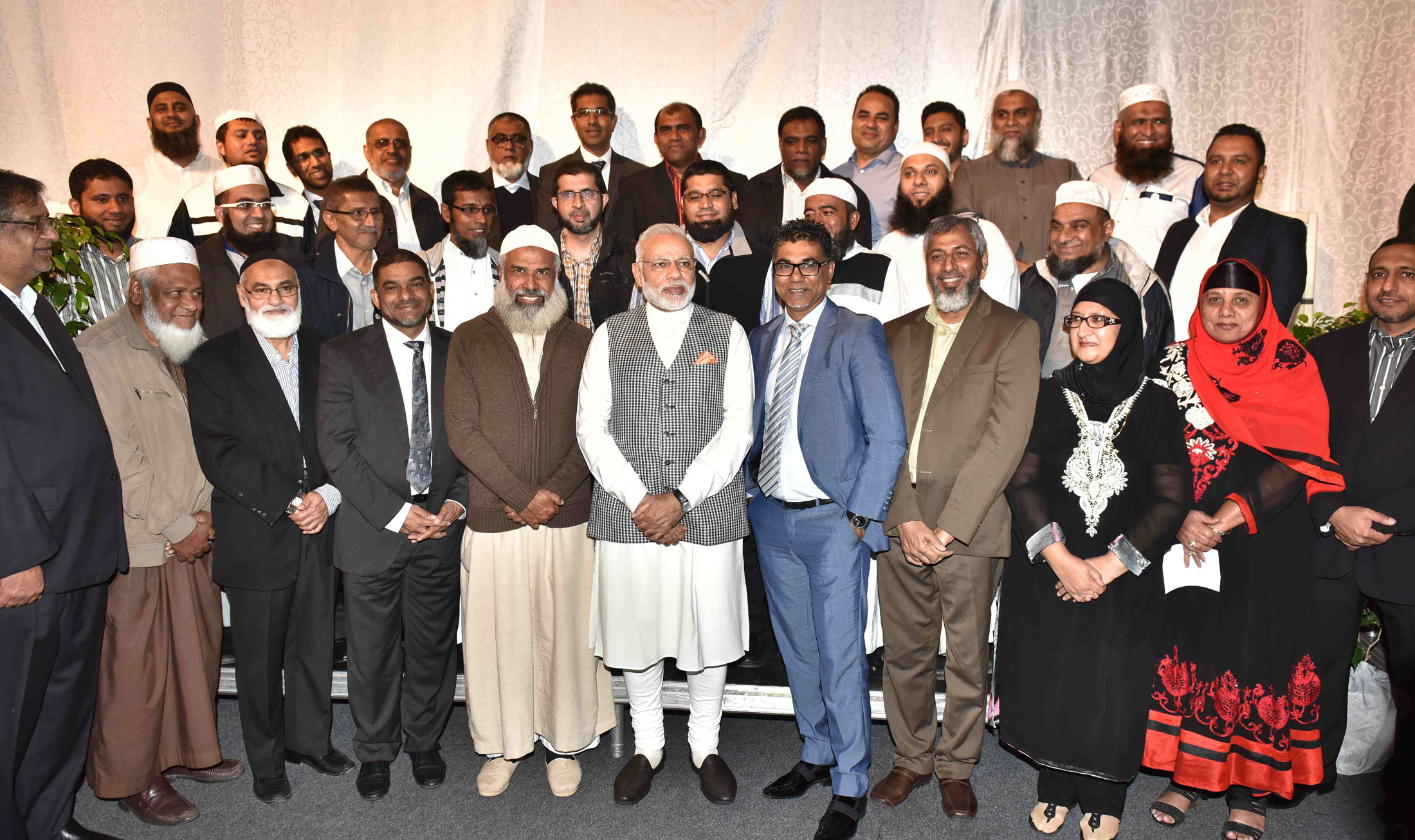 Perdana Menteri India Narendra Modi bertemu dengan anggota komunitas India di Mozambik, 7 Juli 2016, menunjukkan hubungan historis dan kontemporer dengan India.
