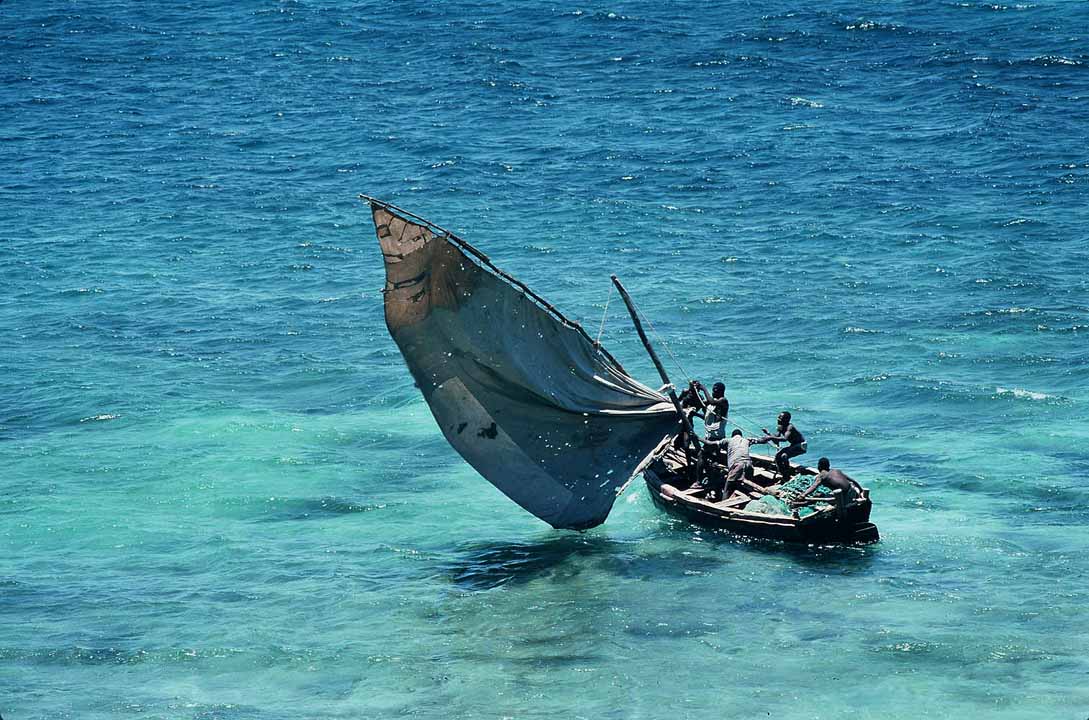 Perahu layar tradisional di Pulau Mozambik, sering digunakan untuk perikanan skala kecil yang memanfaatkan sumber daya laut.