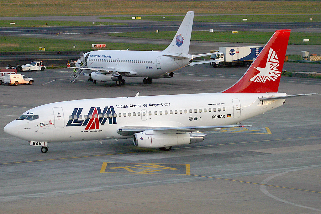 Pesawat LAM Mozambique Airlines, maskapai penerbangan nasional Mozambik.
