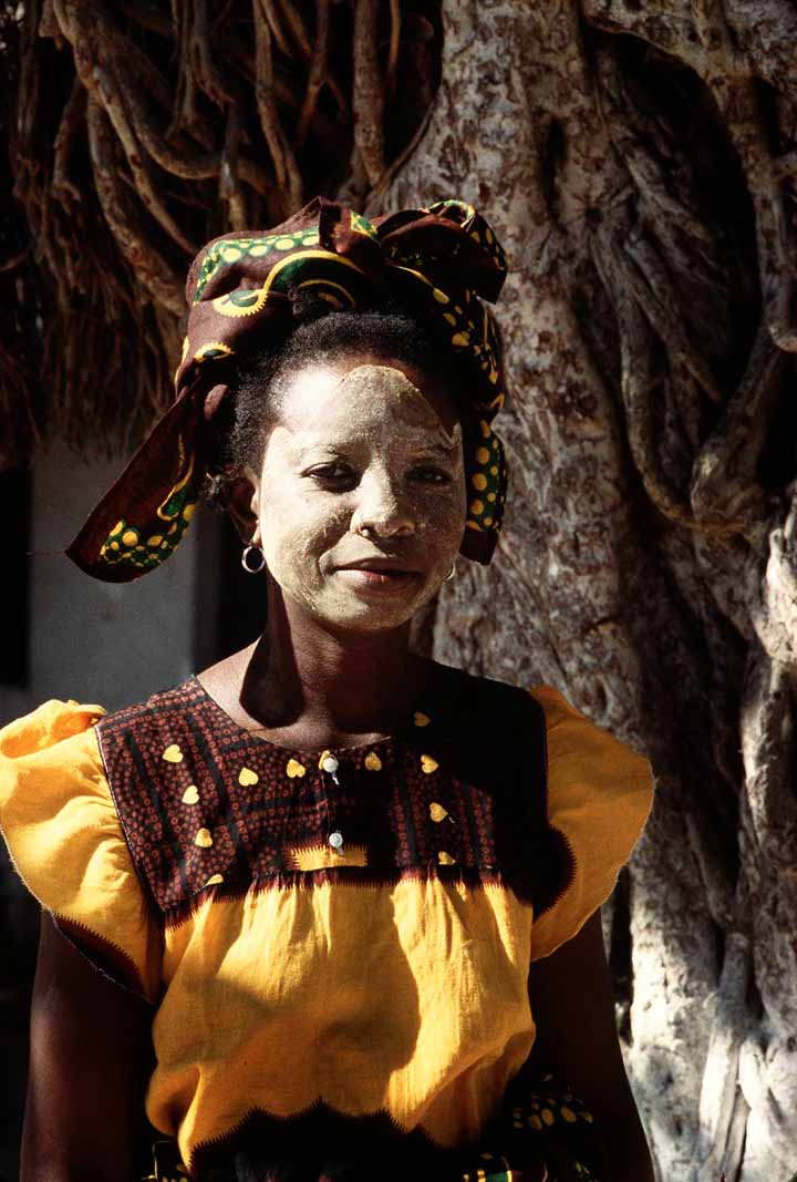 Wanita dengan topeng tradisional di Mozambik, menunjukkan kekayaan seni ritual negara ini.