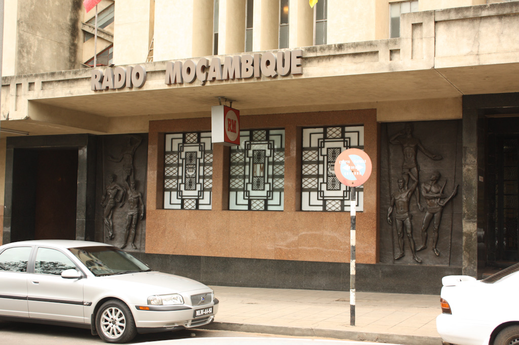 Kantor pusat Rádio Moçambique di distrik KaMpfumo, Maputo (foto 2009). Radio tetap menjadi media yang sangat berpengaruh di Mozambik.