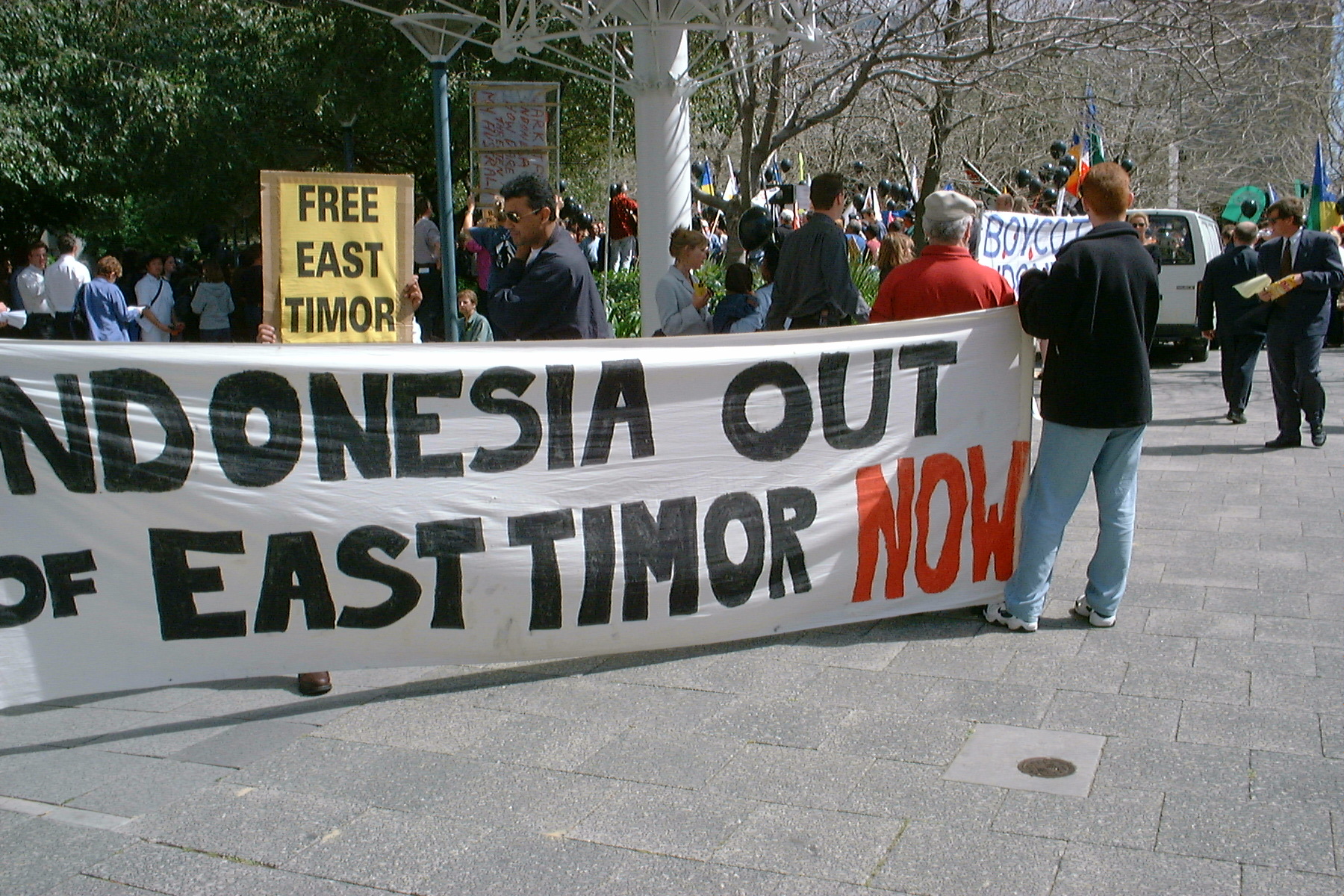 Demonstrasi menuntut kemerdekaan dari Indonesia yang diadakan di Australia pada bulan September 1999, menunjukkan solidaritas internasional terhadap perjuangan hak asasi manusia di Timor Leste.