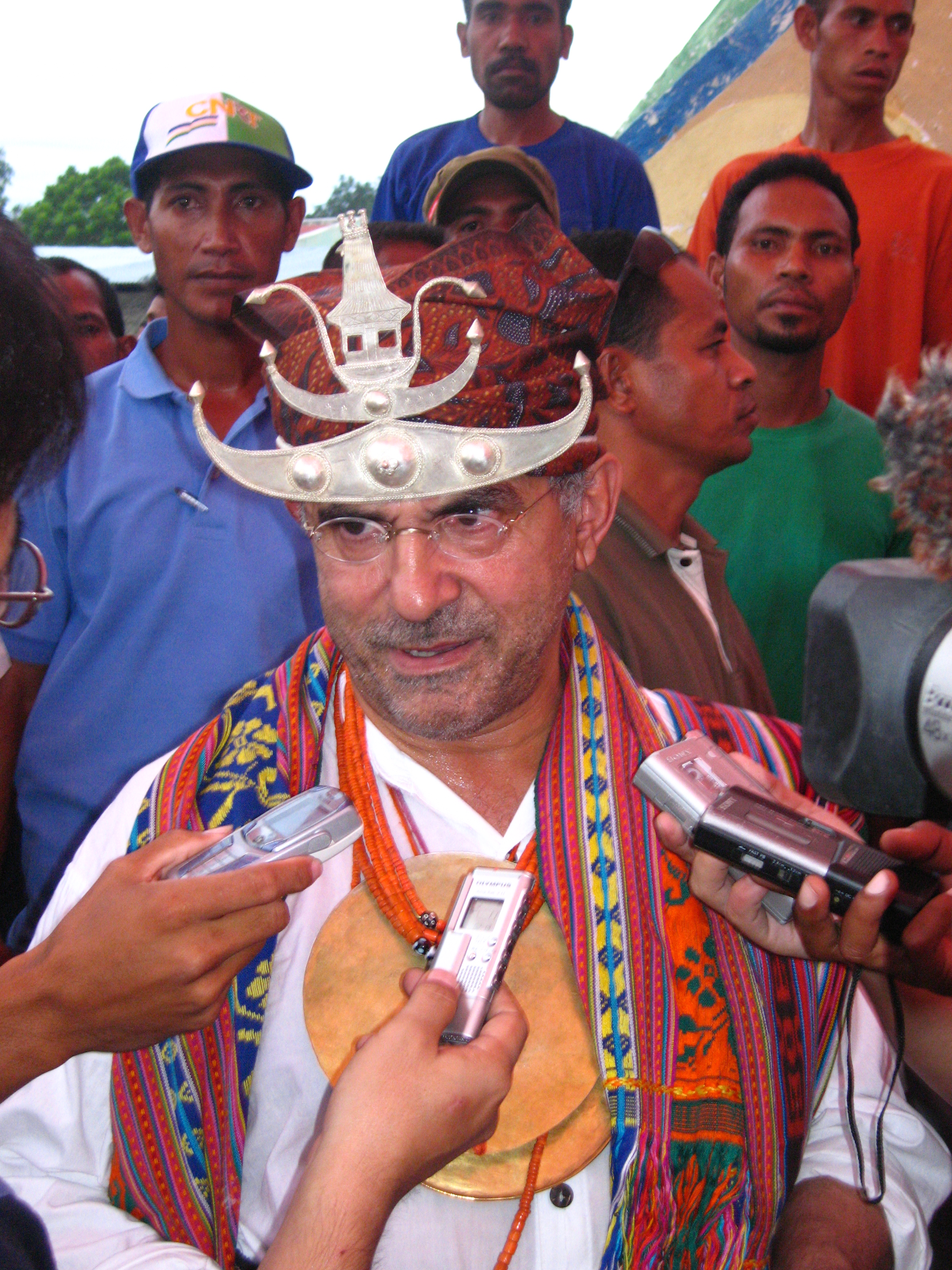 José Ramos-Horta memakai pakaian rasmi tradisional sedang bercakap dengan wartawan. Beliau ialah pemenang Hadiah Keamanan Nobel 1996, serta presiden keempat dan ketujuh Timor-Leste.