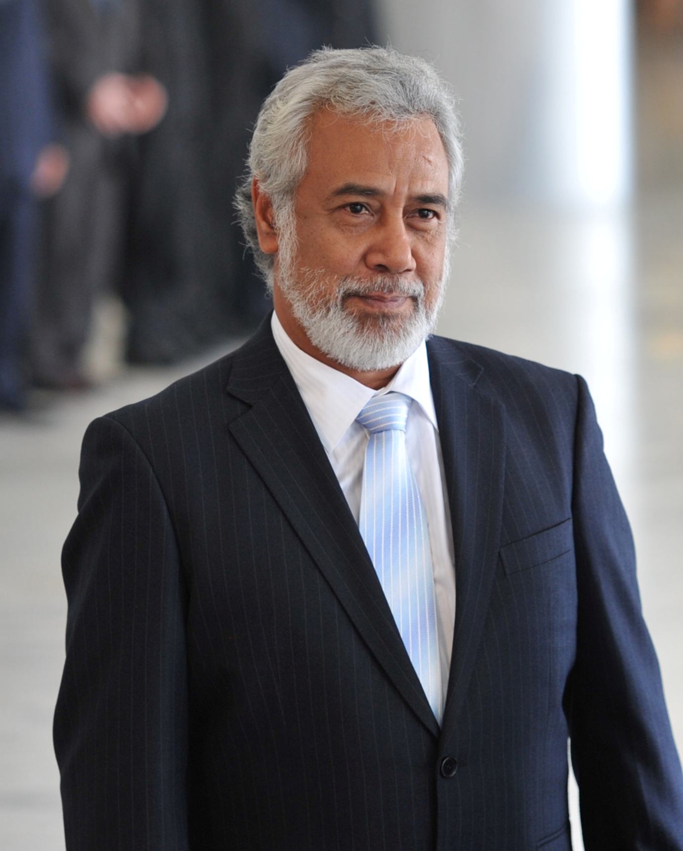 Xanana Gusmão, presiden pertama Timor Leste setelah berakhirnya pendudukan Indonesia, memainkan peran sentral dalam perjuangan kemerdekaan dan pembangunan awal negara, mencerminkan pentingnya figur kepemimpinan dalam transisi demokrasi.