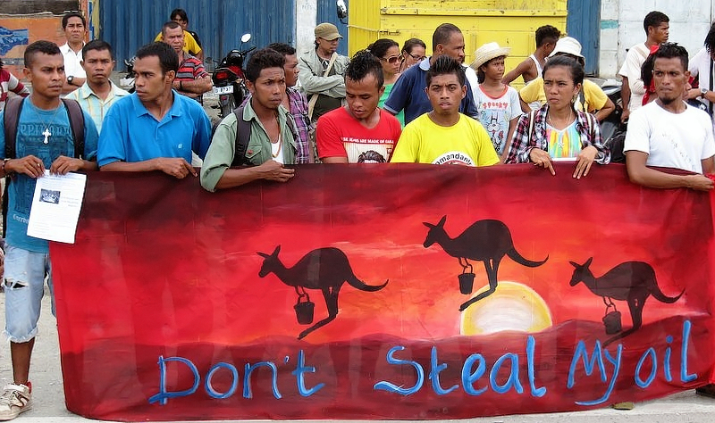 Demonstrasi menentang Australia pada Disember 2013, memaparkan papan tanda 