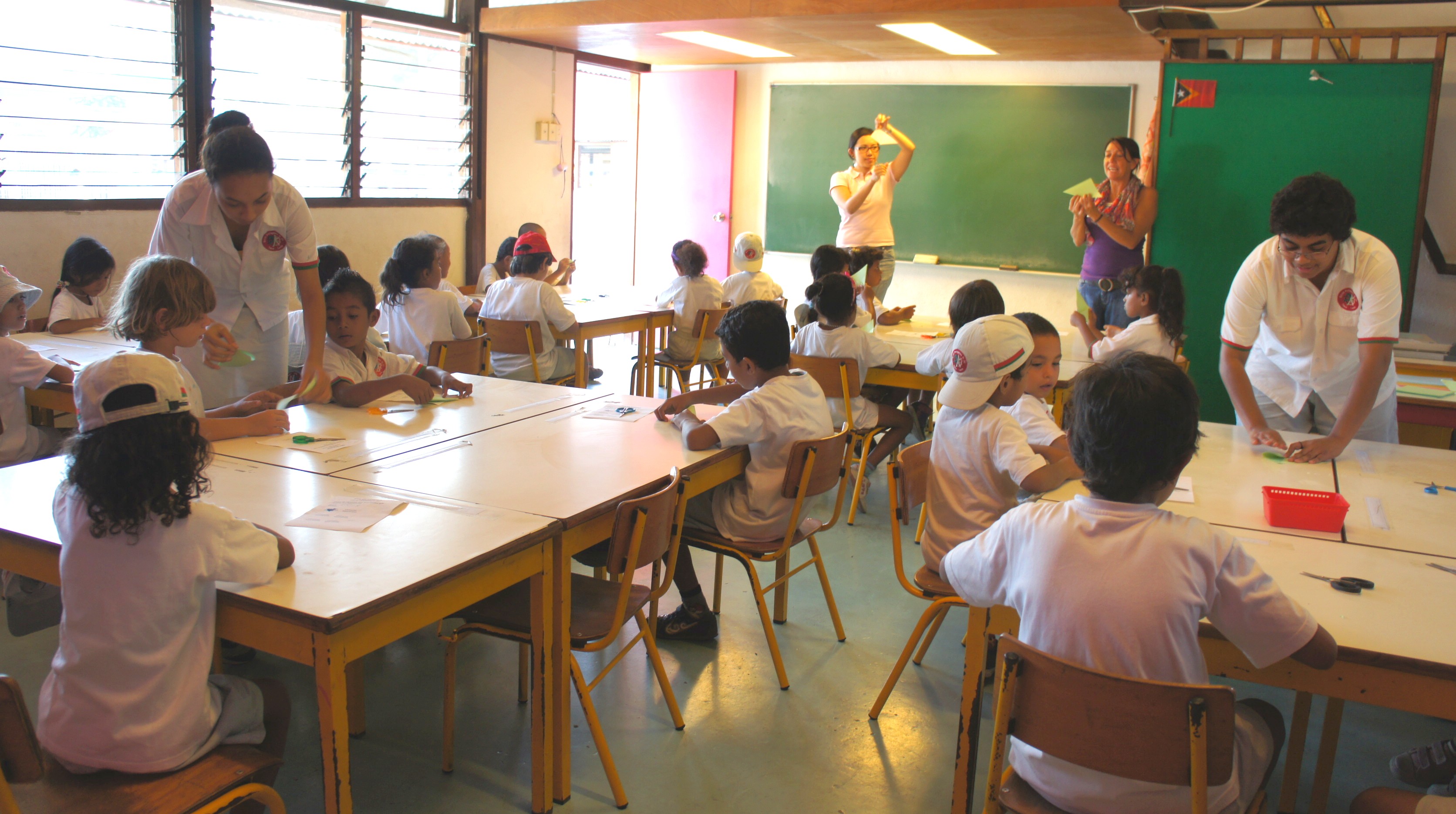 Escola Portuguesa Ruy Cinatti, Sekolah Portugis di Dili, menunjukkan salah satu institusi pendidikan yang berperan dalam sistem pendidikan Timor Leste.