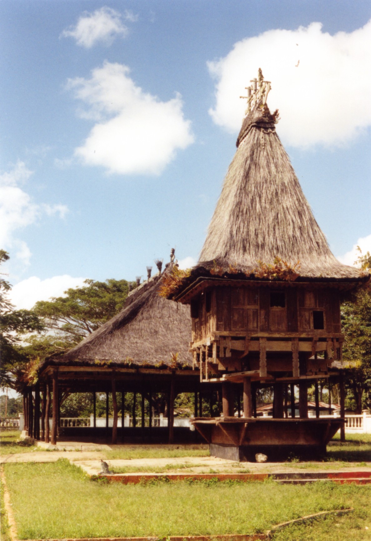 Rumah suci (lee teinu) di Lospalos, contoh arsitektur tradisional yang memiliki makna spiritual dan komunal mendalam.
