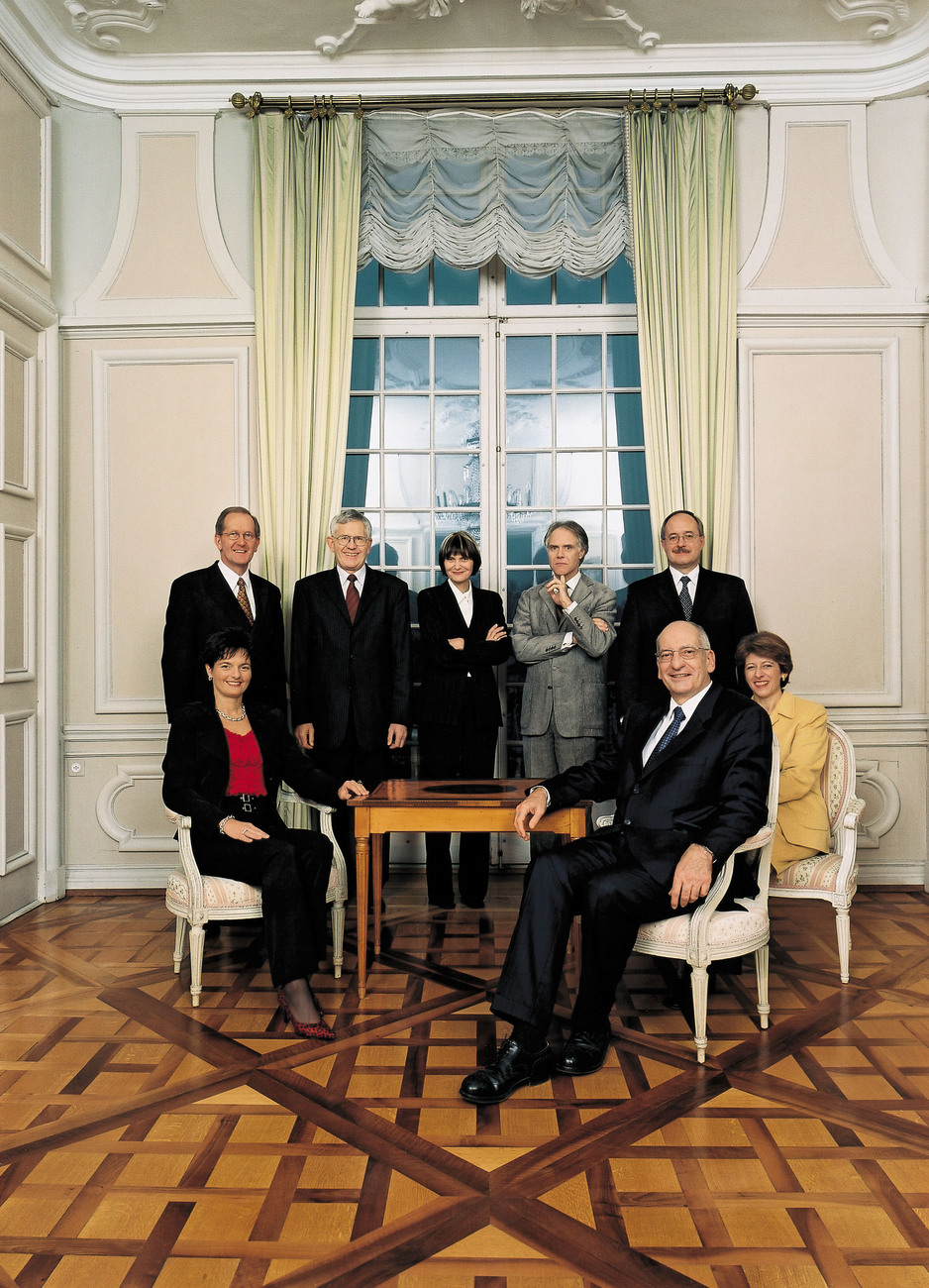 Pada tahun 2003, dengan memberikan Parti Rakyat Switzerland kerusi kedua dalam kabinet kerajaan, Parlimen mengubah gabungan yang telah mendominasi politik Switzerland sejak 1959.
