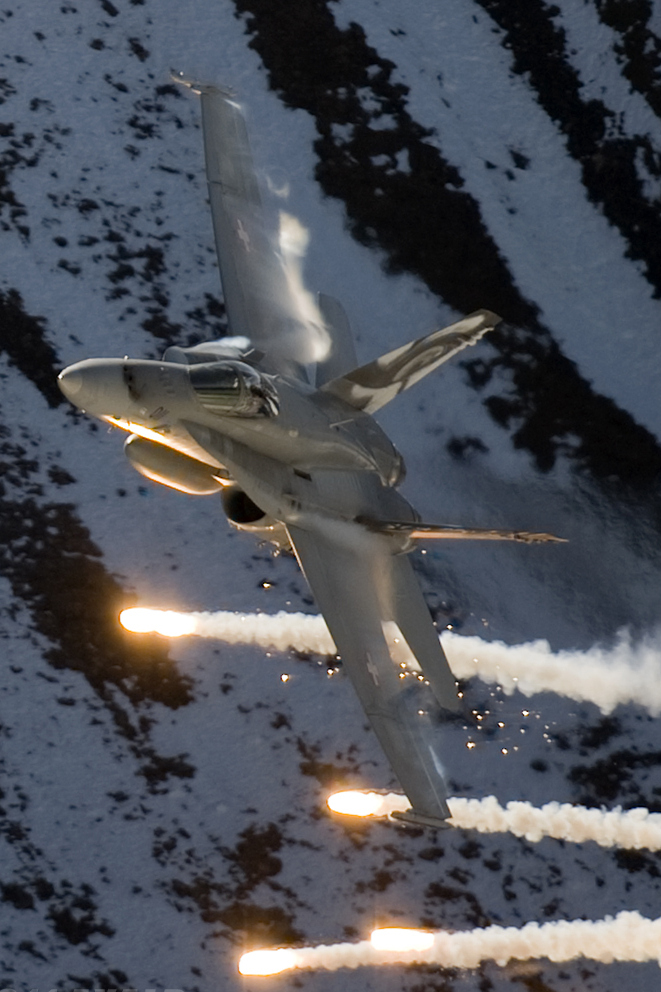 Sebuah pesawat F/A-18 Hornet Tentera Udara Switzerland di Pertunjukan Udara Axalp