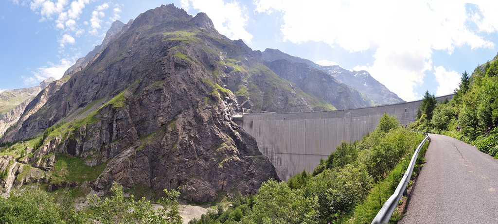 Switzerland mempunyai empangan tertinggi di Eropah, antaranya Empangan Mauvoisin, di Alps. Kuasa hidroelektrik adalah sumber tenaga domestik yang paling penting di negara ini.