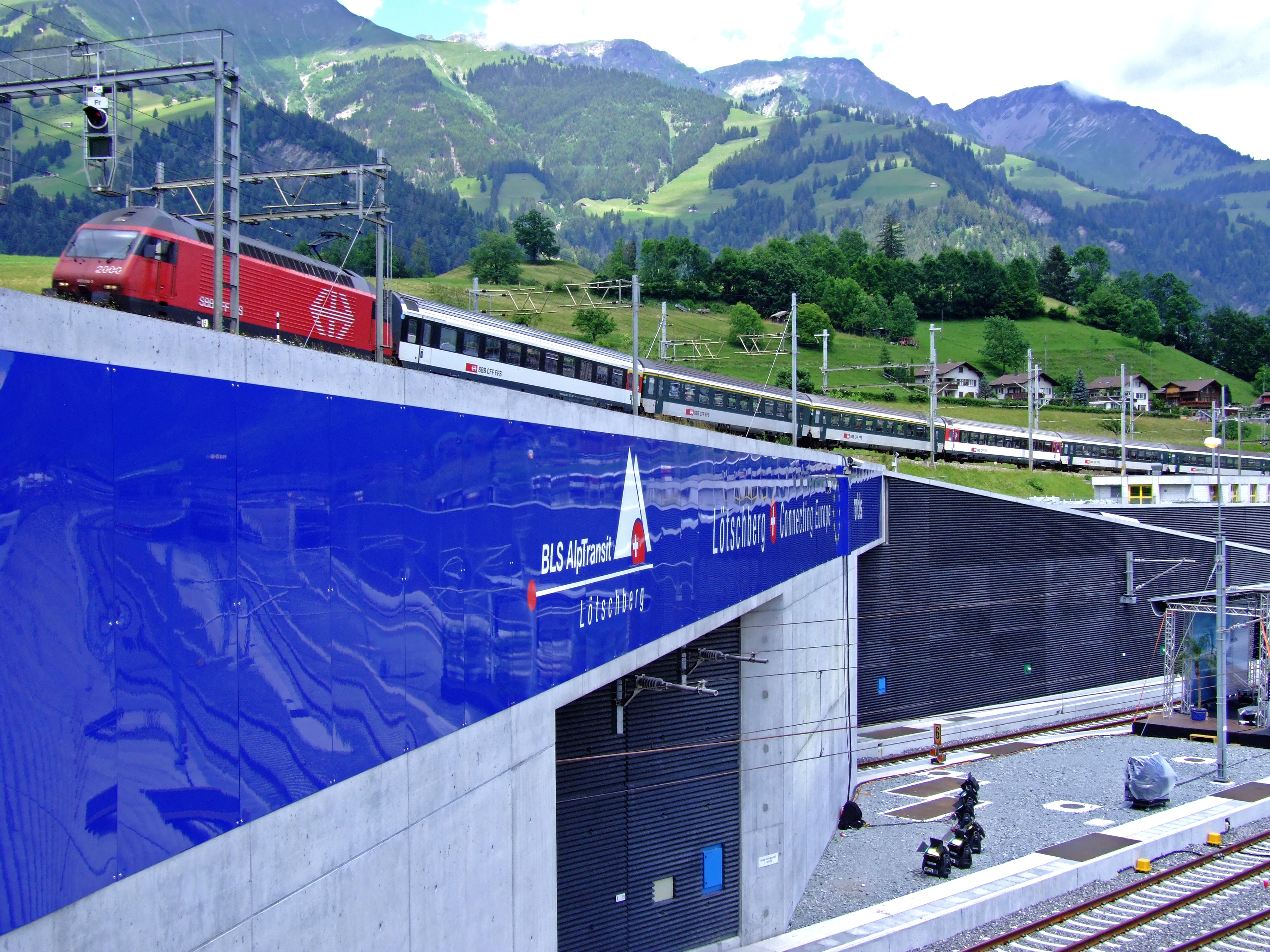 Pintu masuk Terowong Dasar Lötschberg yang baru, terowong kereta api ketiga terpanjang di dunia, di bawah laluan kereta api Lötschberg lama. Ia merupakan terowong pertama yang siap dalam projek NRLA yang lebih besar.