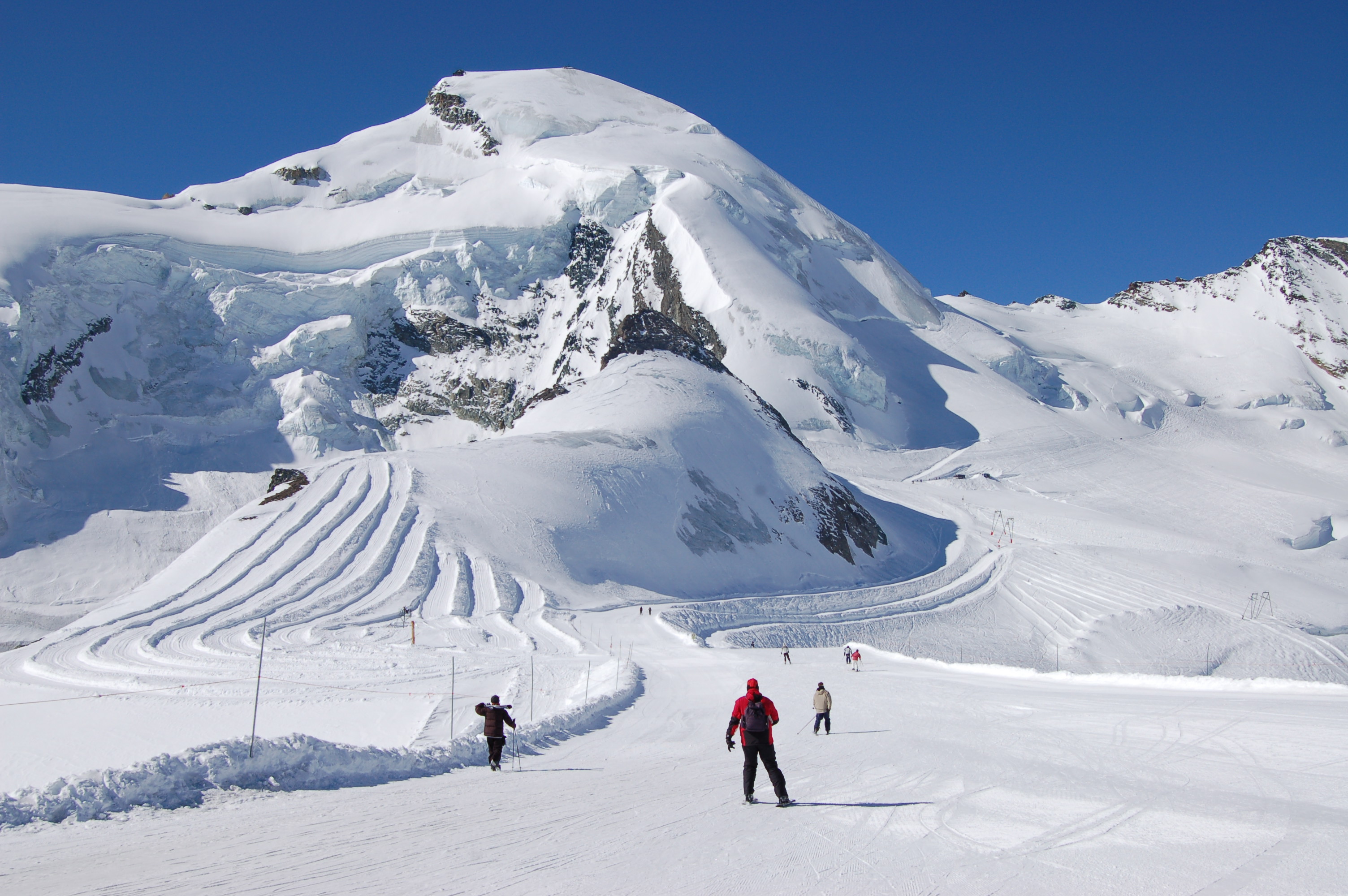 Kawasan ski di atas glasier Saas-Fee