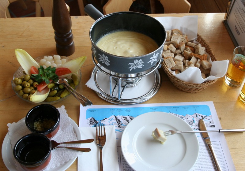 Fondue ialah keju cair, di mana roti dicelup.