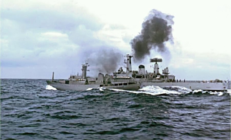 Kapal perang British HMS Scylla (kanan) berlanggar dengan kapal pengawal pantai Iceland ICGV Óðinn di Lautan Atlantik semasa Perang Kod Ketiga.
