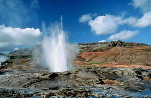 Geysir yang meletus di lembah Haukadalur, geiser tertua yang diketahui di dunia