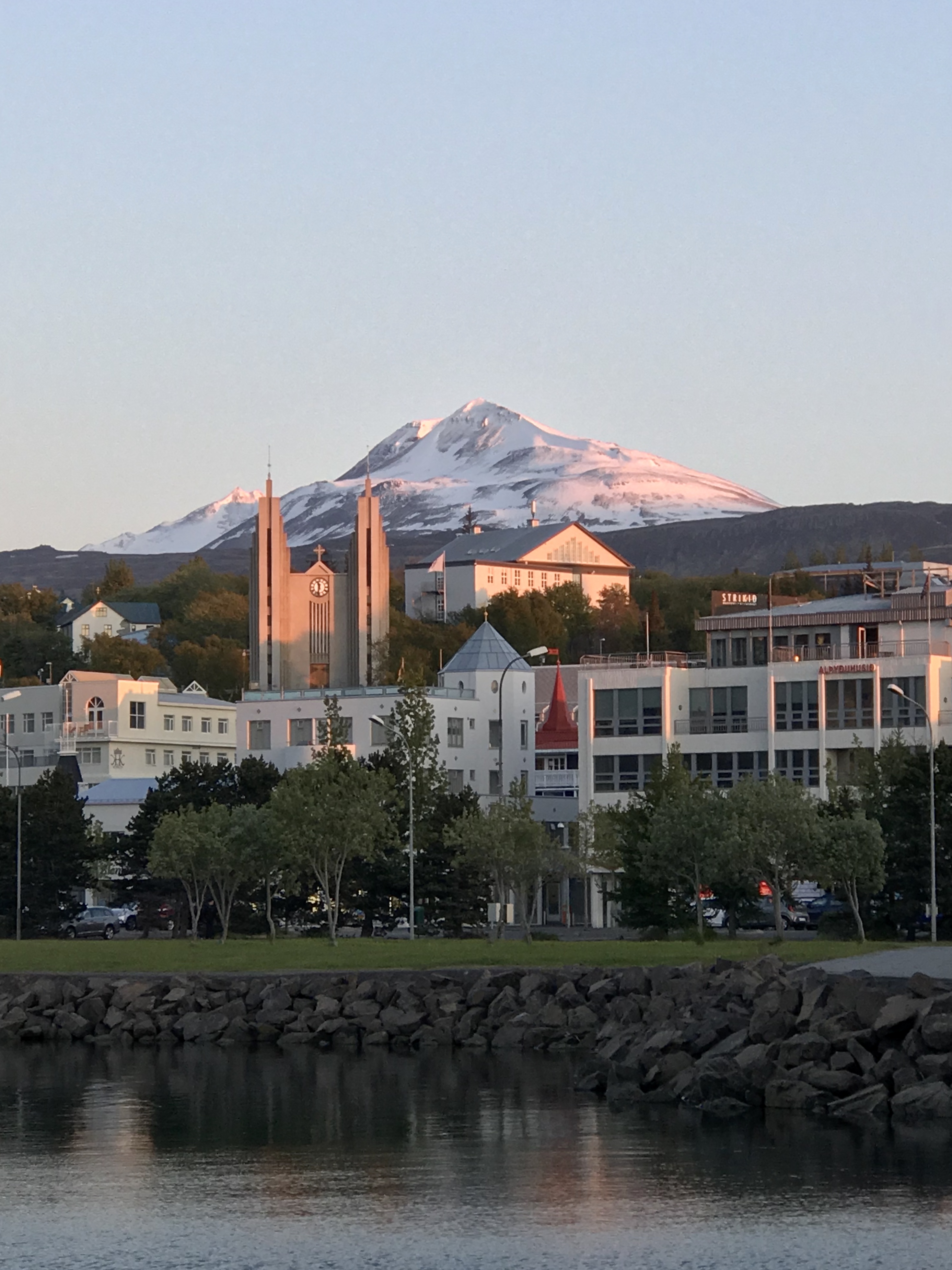 Akureyri ialah bandar terbesar di Iceland di luar Wilayah Ibu Kota. Kebanyakan bandar luar bandar berasaskan industri perikanan, yang menyediakan 40% eksport Iceland.
