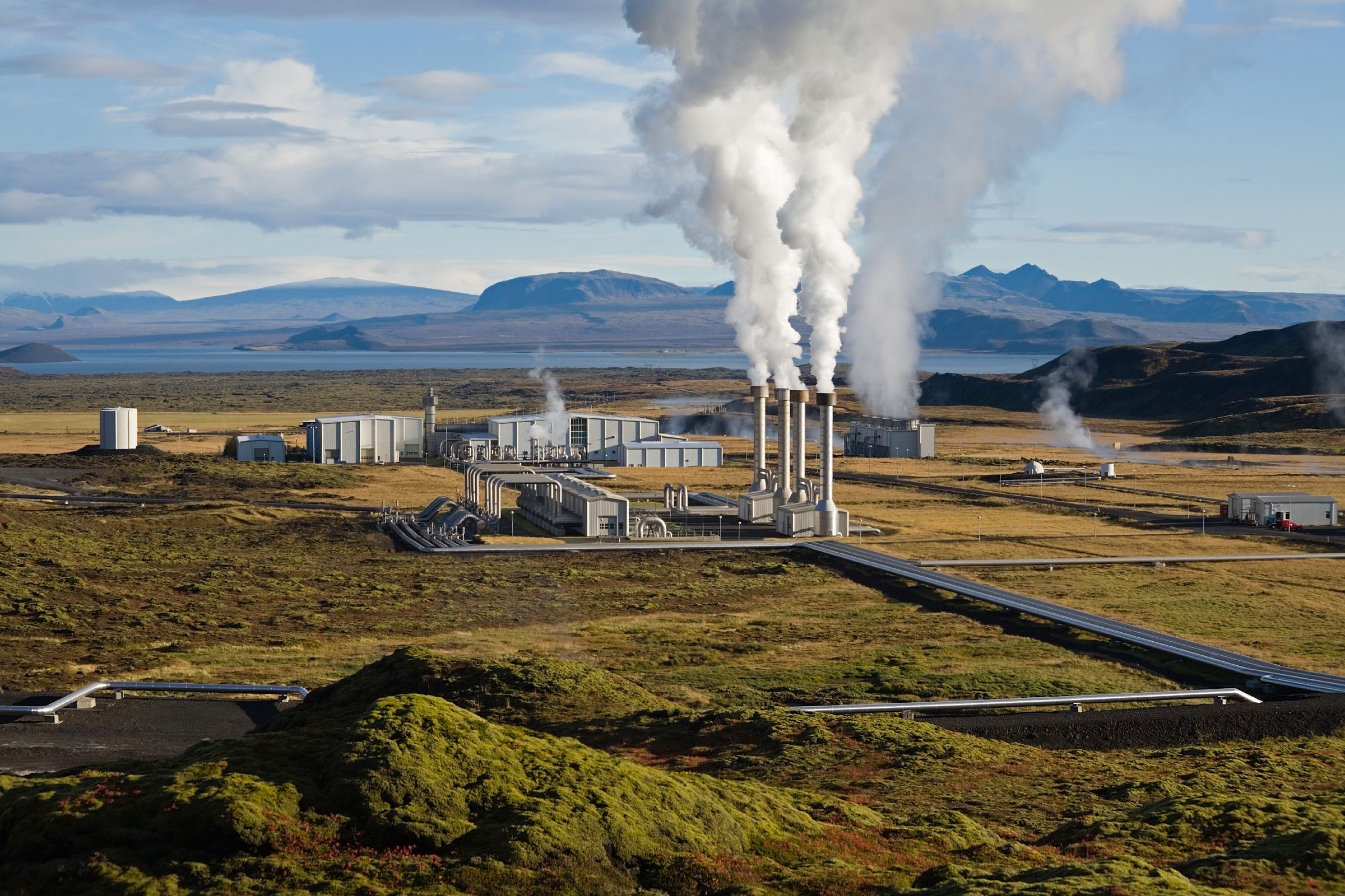 Stesen Janakuasa Geoterma Nesjavellir memenuhi keperluan air panas dan elektrik Wilayah Ibu Kota. Hampir semua elektrik Iceland berasal dari sumber yang boleh diperbaharui.
