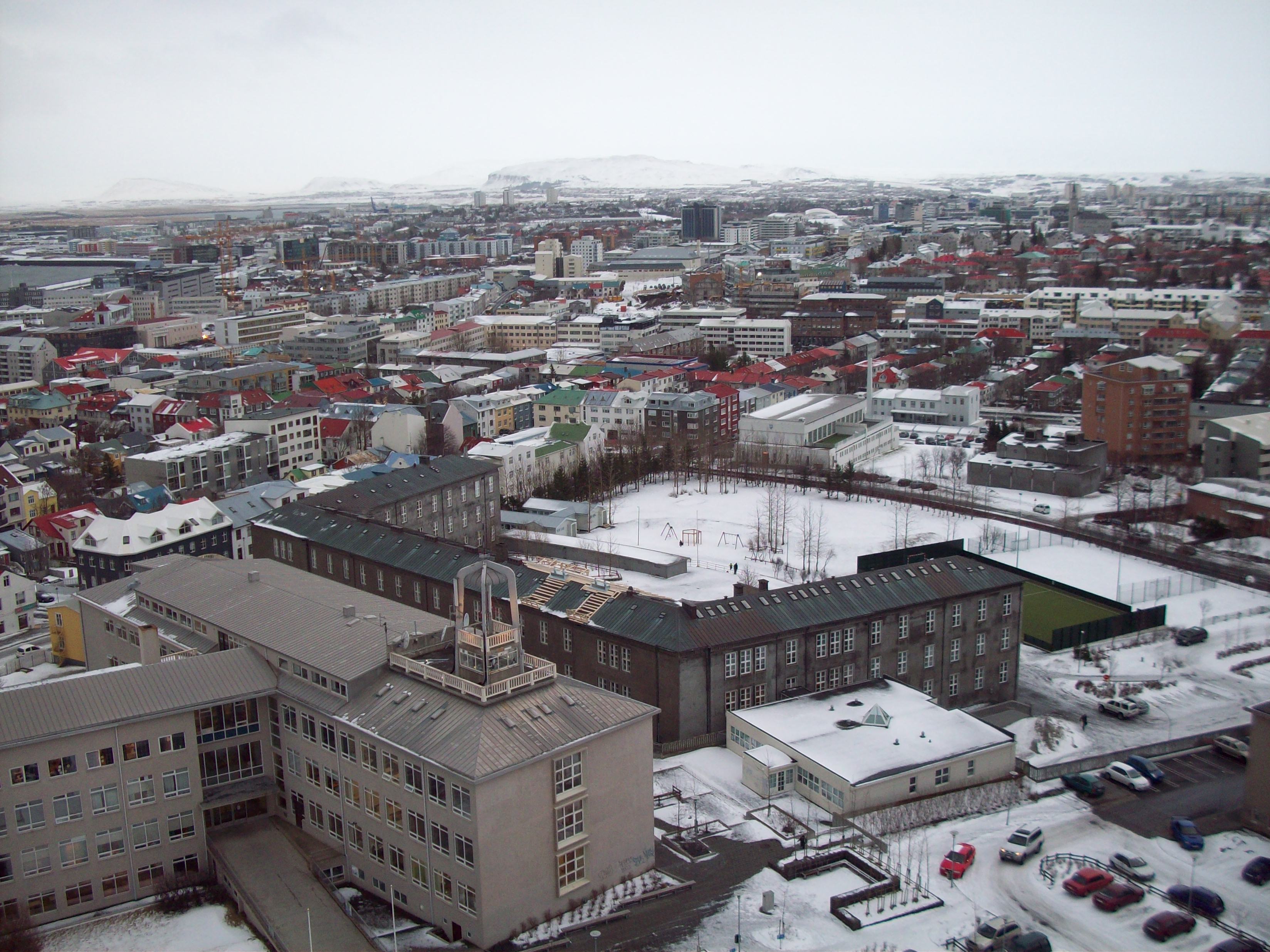 Reykjavík, kawasan metropolitan terbesar Iceland dan pusat Wilayah Ibu Kota yang, dengan populasi seramai 233,034 orang, membentuk 64% daripada populasi Iceland (angka dari 2020)