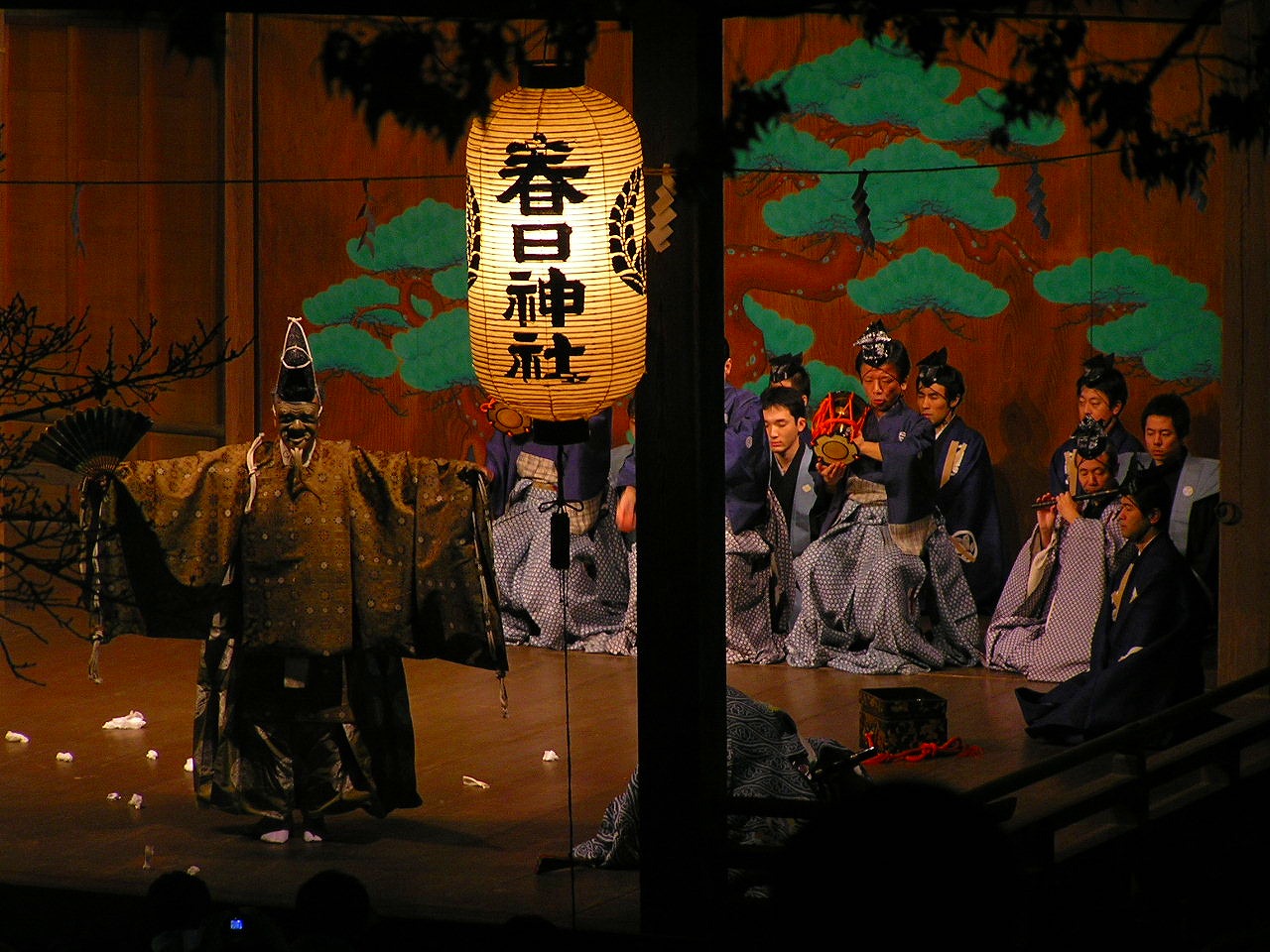 Pertunjukan Noh di sebuah kuil Shinto