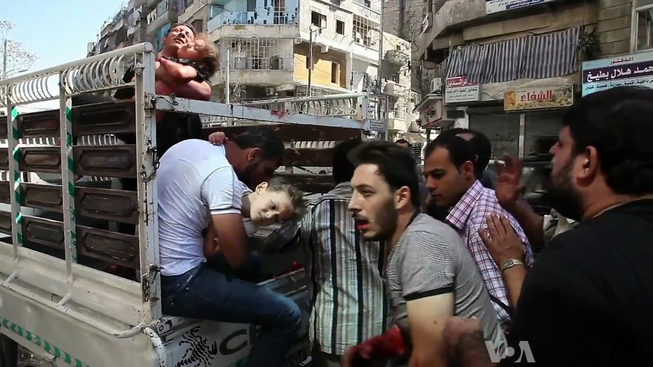 Warga sipil yang terluka tiba di sebuah rumah sakit di Aleppo, Oktober 2012.