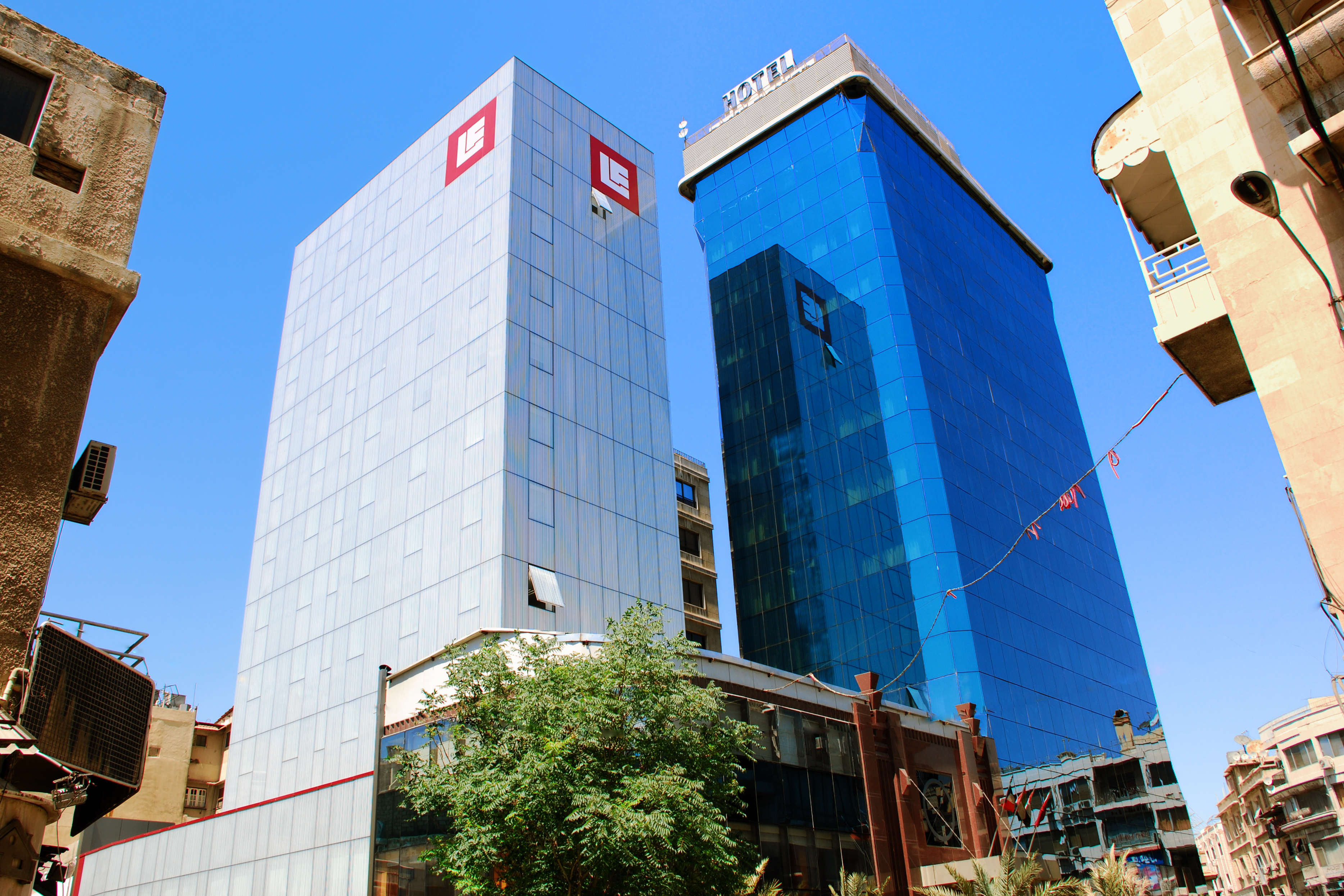 Bank Al-Sharq dan Blue Tower Hotel di Damaskus