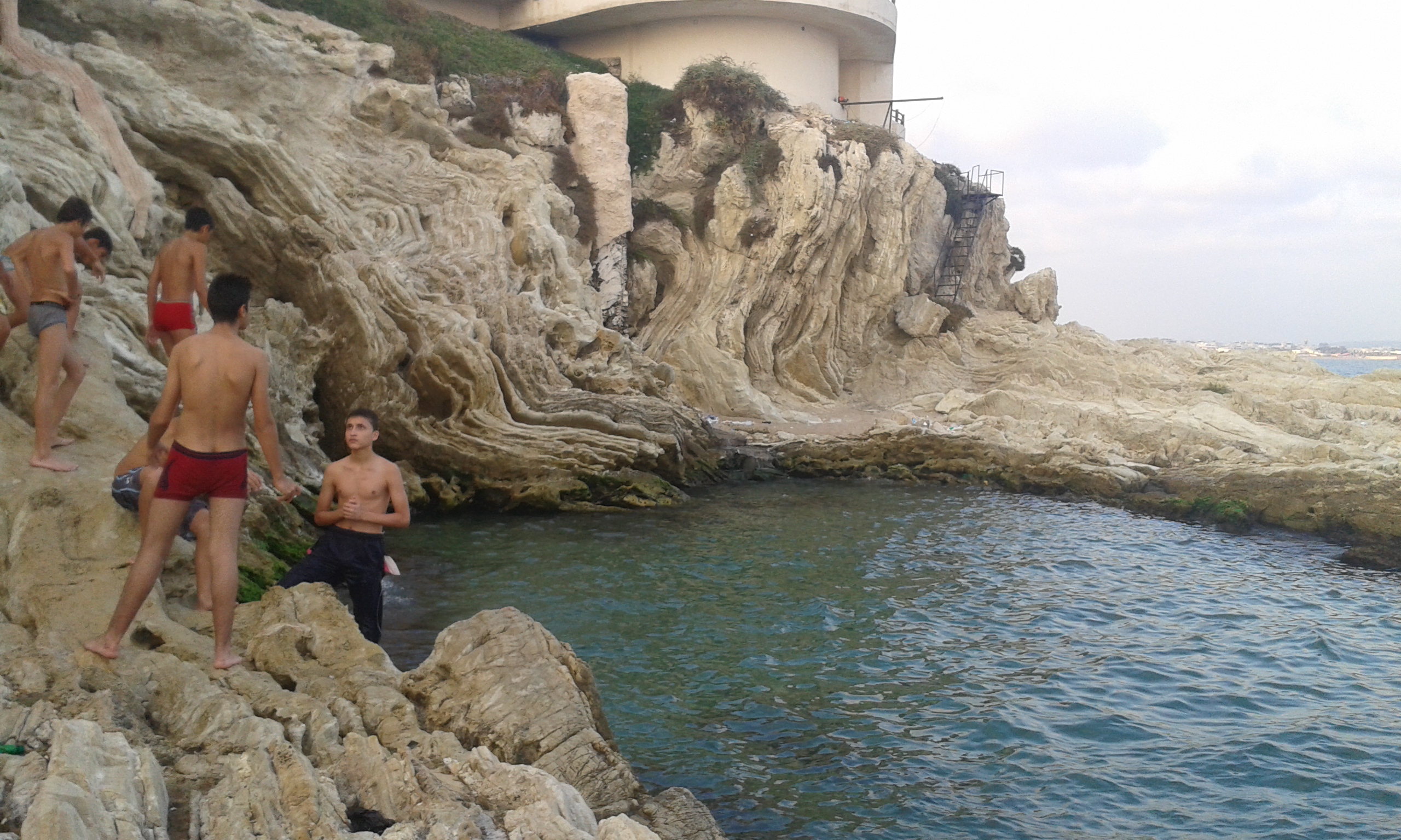 Sebuah teluk di Latakia pada tahun 2014. Sektor pelancongan, yang pernah menjadi penyumbang penting kepada ekonomi, telah musnah akibat konflik.